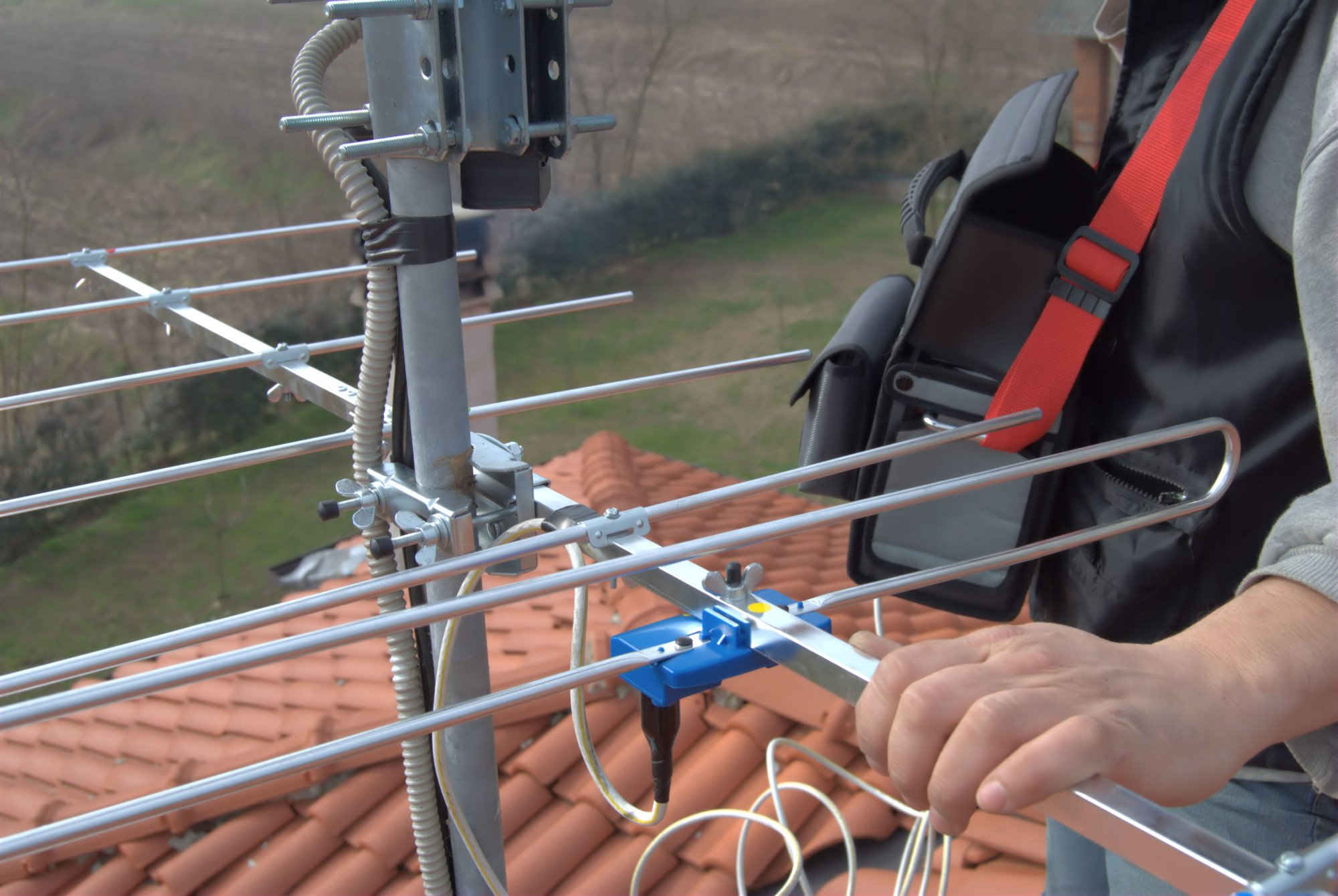 Top Benefits of Hiring Professional TV Antenna Installers
